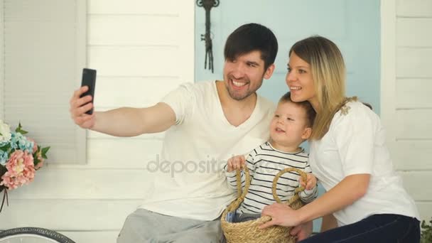 Padre di famiglia felice fare selfie con la moglie e il piccolo figlio di fronte alla loro porta di casa — Video Stock