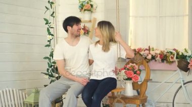 Süre hızıyla oturan ve konuşmak mutlu sevgi dolu çift kapı Bahçe evde yakınındaki oynarken onların oğlu