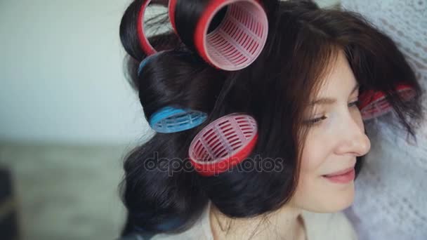 Zbliżenie szczęśliwy kobiet, przyjaciele zrobić zabawy curler fryzurę, siebie i zabawy — Wideo stockowe