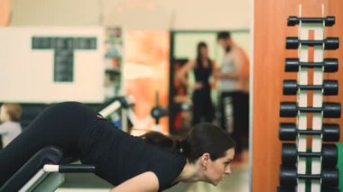 Egzersiz fitness Club yaparak güçlü esmer kadın