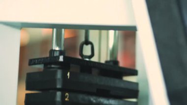 Modern bir spor salonu ang fitness merkezi closeup içinde taşıma aparatı eğitim