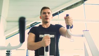 Sportif yakışıklı fitness kulübü ve spor merkezinde egzersiz