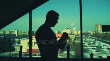 Siluet sportif erkek dinlenin ve fitness kulübü ve spor merkezinde protein kokteyl içmek