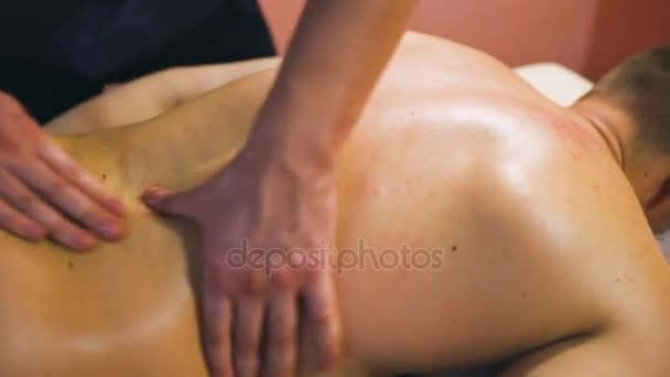 Junger Mann auf Wellness-Behandlungen Sport Massage Nahaufnahme — Stockvideo