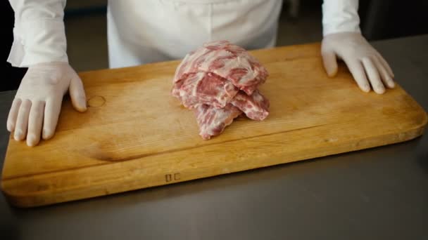 Primer plano del chef profesional preparar costillas de carne en la tabla de cortar en la cocina del restaurante — Vídeos de Stock
