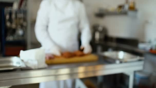 Närbild av professionell kock man förbereda kött revbensspjäll med spice på skärbrädan restaurang Kitchen — Stockvideo