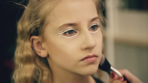 Maquilleuse fait jeune actrice belle maquillage pour le visage avant de danser la parfumerie à l'intérieur — Video