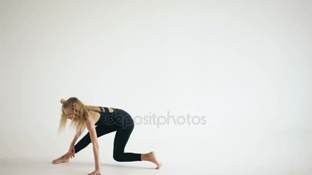 Современная красивая танцовщица-подросток танцует на белом фоне в помещении — стоковое видео