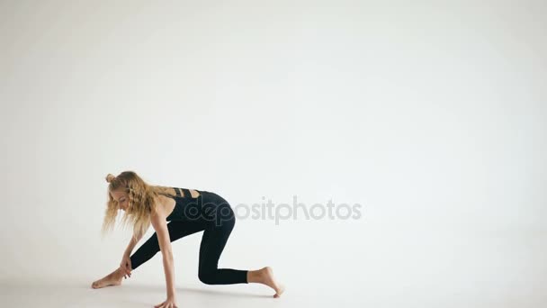 Moderna hermosa bailarina adolescente bailando contemporáneo sobre fondo blanco en interiores — Vídeos de Stock