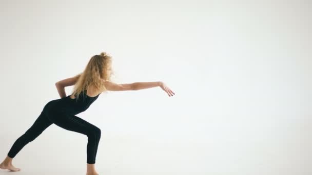 Moderna bela adolescente dançarina dançando contemporânea no fundo branco dentro de casa — Vídeo de Stock