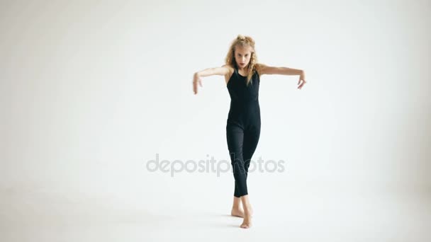 在白色的背景在室内上跳舞当代现代美丽少女舞者 — 图库视频影像