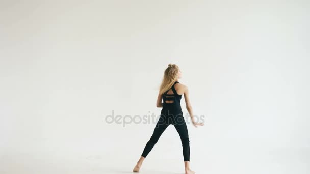 Moderna bella ragazza adolescente ballerina danza contemporanea su sfondo bianco al chiuso — Video Stock