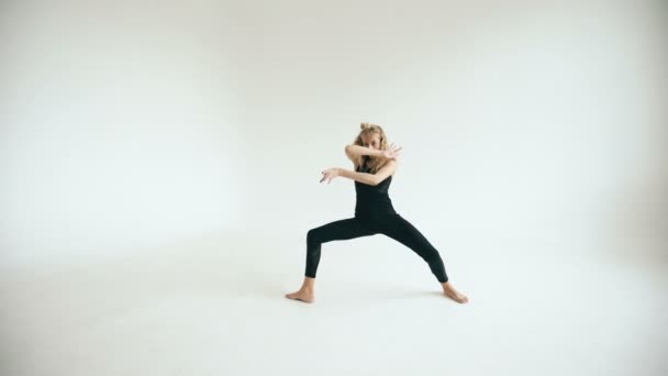 Moderna hermosa bailarina adolescente bailando contemporáneo sobre fondo blanco en interiores — Vídeo de stock