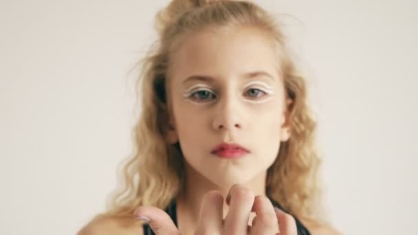 Moderní krásné dospívající dívka tanečnice tančí moderní na bílém pozadí uvnitř — Stock video