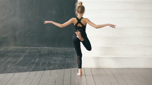 Moderna hermosa adolescente bailarina perfomance danza contemporánea en el salón de baile en interiores — Vídeos de Stock