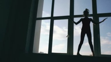 Genç kız dansçı performans Uluslararası çağdaş dans windowsiil dans Studio kapalı silüeti