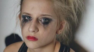 Closeup kaybı perfomance kapalı salonunda katta oturuyor sonra ağlayan genç genç kız dansçı