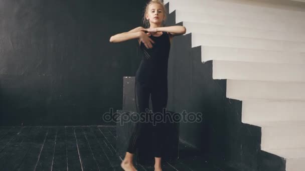 Moderna bella ragazza adolescente ballerina perfomance danza contemporanea in sala da ballo al chiuso — Video Stock