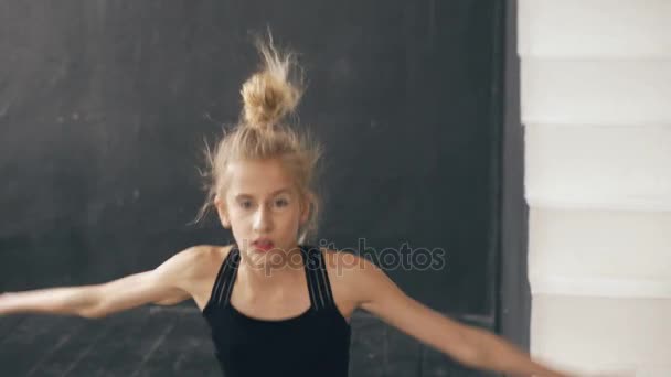 Moderna hermosa adolescente bailarina perfomance danza contemporánea en el salón de baile en interiores — Vídeos de Stock