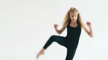 Güzel genç kız dansçı beyaz arka plan üzerinde kapalı çağdaş ağır çekim