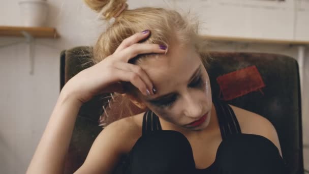 Jonge tienermeisje actrice met een vlekkerig make-up glimlach na stop huilen vanwege verlies film gieten — Stockvideo