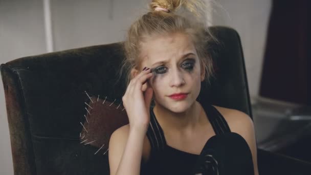 Jeune actrice adolescente avec des sourires de maquillage maculés après avoir cessé de pleurer en raison de la perte de casting du film — Video