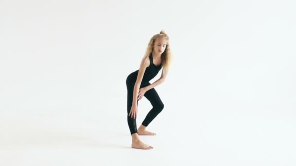 Αργή κίνηση του χορευτή όμορφο εφηβικό κορίτσι χορό μοντέρνο σε άσπρο φόντο σε εσωτερικούς χώρους — Αρχείο Βίντεο