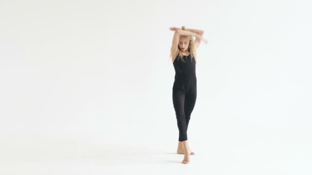美しい十代の少女ダンサーの踊りの室内の白い背景に現代のスローモーション — ストック動画