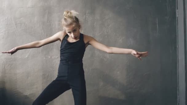 Slow motion van prachtige tienermeisje danser perfomance hedendaagse dans in ballroom binnenshuis — Stockvideo