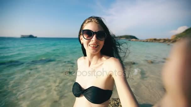 Piękna kobieta, biorąc selfie przy użyciu telefonu na plaży, uśmiechając się i korzystających z podróży życia na wakacjach — Wideo stockowe