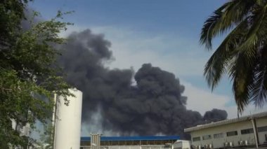 Büyük yangın alev yanan petrol fabrika Bangkok Tayland
