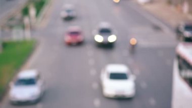 Gece şehir sokak üzerinde renkli trafik ışıkları bokeh daireler. Arka plan