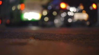 Gece şehir sokak üzerinde renkli trafik ışıkları bokeh daireler. Arka plan