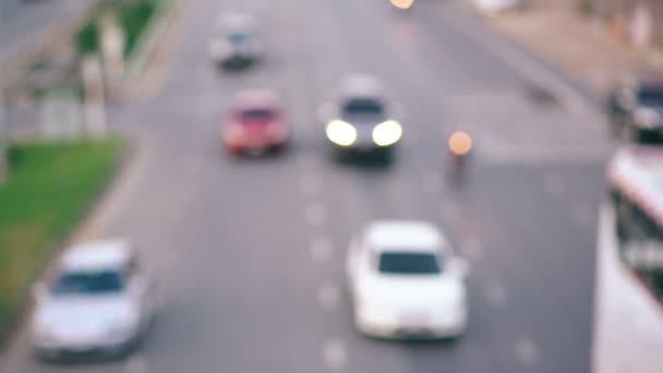 feux de circulation colorés cercles bokeh sur la rue de la ville de nuit. Contexte abstrait 