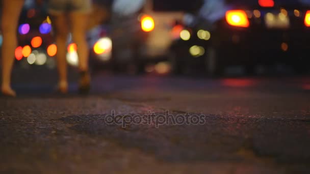 Semafori colorati bokeh cerchi sulla strada notturna della città. Sfondo astratto — Video Stock