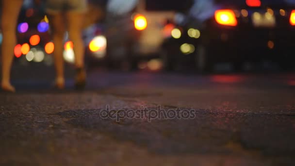 Kleurrijke verkeerslichten bokeh cirkels op nacht stad straat. Abstracte achtergrond — Stockvideo