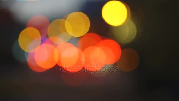 Kleurrijke verkeerslichten bokeh cirkels op nacht stad straat. Abstracte achtergrond — Stockvideo