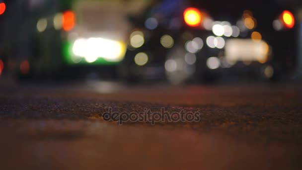 Bokeh kolorowe światła ruchu koła na ulicy miasta w nocy. Streszczenie tło — Wideo stockowe