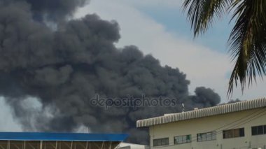 Yavaş hareket büyük yangın blaze yanan petrol fabrika Bangkok Tayland