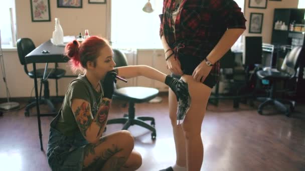 Primer plano de la mujer artista del tatuaje establece la máquina para el tatuaje en el estudio en interiores — Vídeo de stock