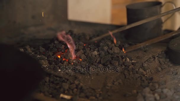 Closeup σιδηρουργείο με φωτιά για τη θέρμανση του μετάλλου στο εργαστήριο σιδηρουργός — Αρχείο Βίντεο