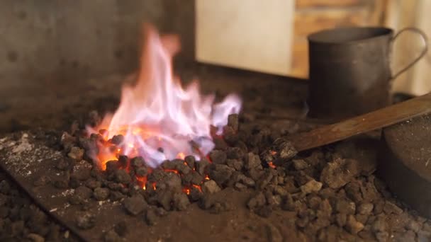 Close-up van smithy forge met vuur voor het verwarmen van metalen op smid workshop — Stockvideo