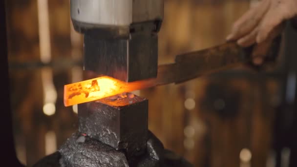 Крупним планом людина використовує гідравлічний прес для виробництва сталевих озброєнь у майстерні Сміта — стокове відео