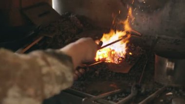 Demirci el closeup şömine kapalı smithy atölyesinde çalışmaya başlamak için hazırlar