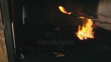 Closeup demirci el ile geleneksel smithy şömine yakın yağ soğuk çelik bıçak temper