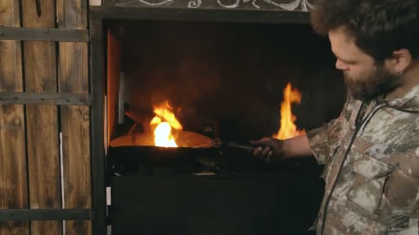 Forgeron couteau en acier tremper manuellement dans l'huile froide près de la cheminée dans la forge traditionnelle — Video