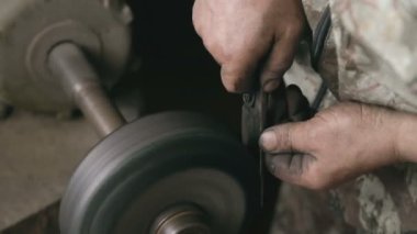 Eller geleneksel smithy değirmentaşı makine metal bıçak bileme closeup