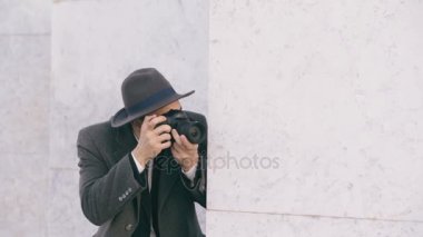 Genç paparazzi erkek ünlüler kamera casus duvarın arkasında ise fotoğrafını şapkalı
