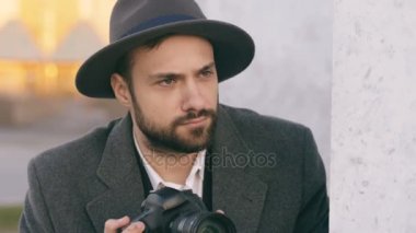 Genç paparazzi erkek ünlüler kamera casus duvarın arkasında ise fotoğrafını şapkalı closeup