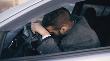 Araba çok üzgünsün içinde oturan ve trafik reçel zor başarısızlık ve hareketli sonra vurguladı iş adamı genç sakallı